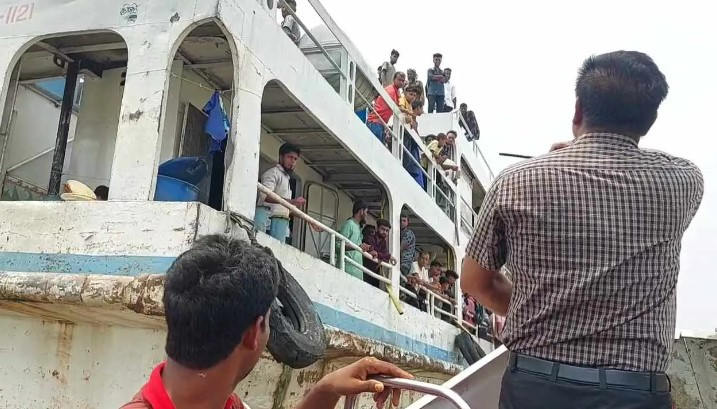 অতিরিক্ত যাত্রী নেয়ায় মাঝ নদীতে লঞ্চ থামালেন ম্যাজিস্ট্রেট